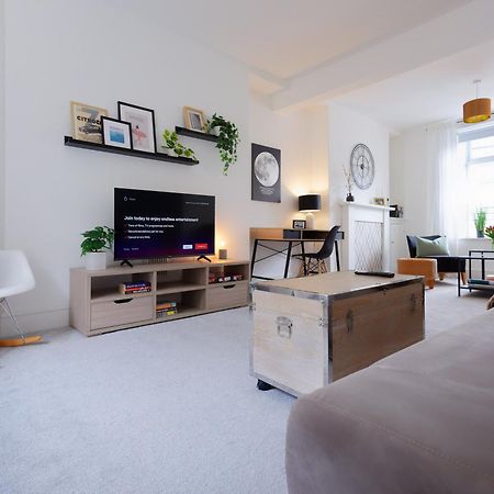 Stayright 3 Bed Home Near Hiking Trails & Parks Llwynypia ภายนอก รูปภาพ