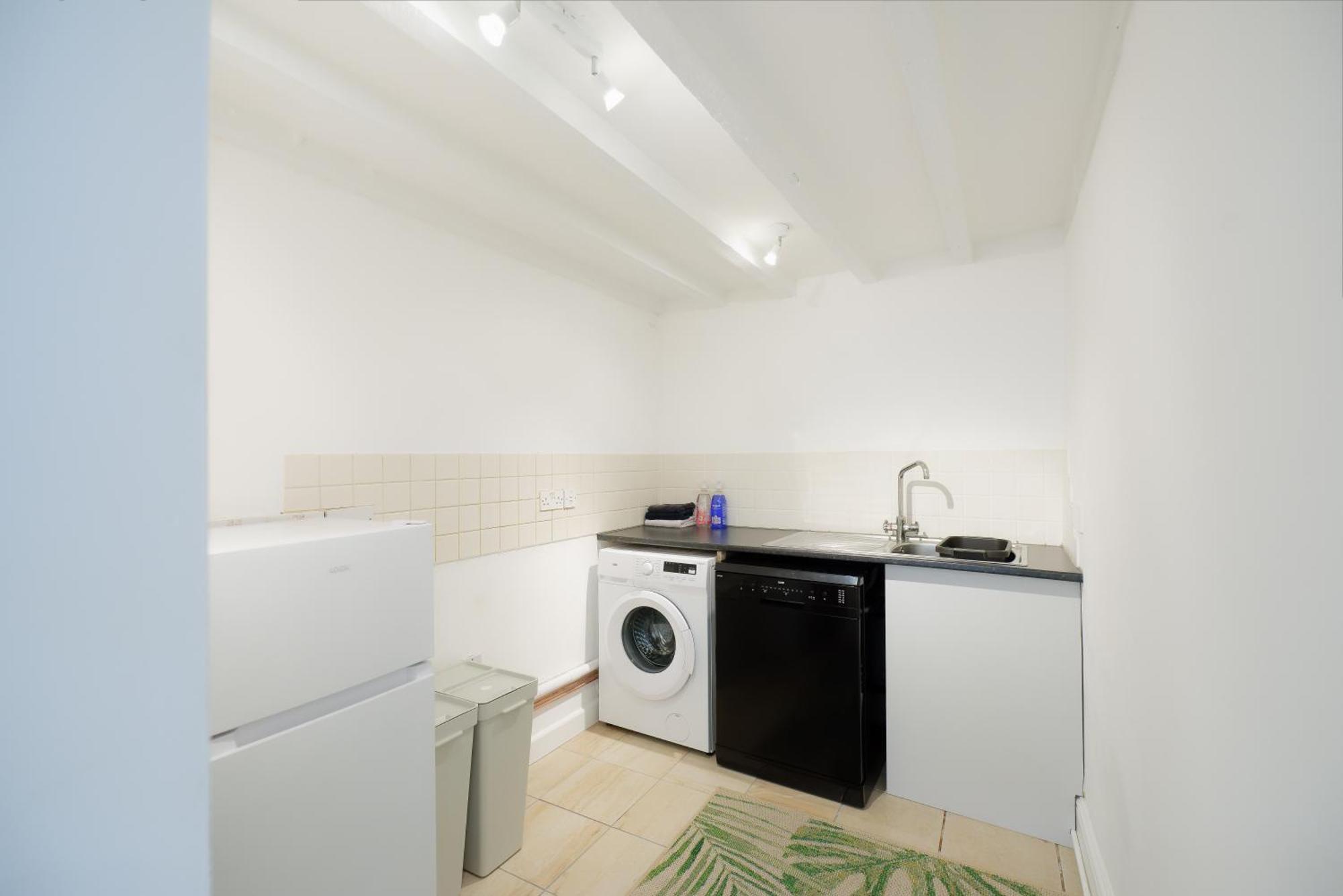 Stayright 3 Bed Home Near Hiking Trails & Parks Llwynypia ภายนอก รูปภาพ