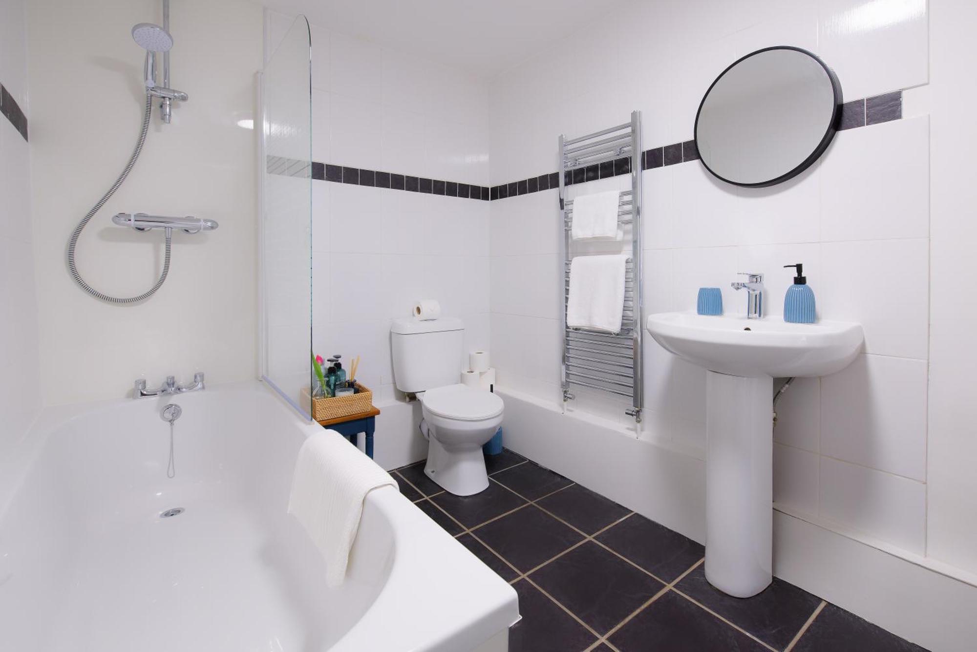 Stayright 3 Bed Home Near Hiking Trails & Parks Llwynypia ภายนอก รูปภาพ