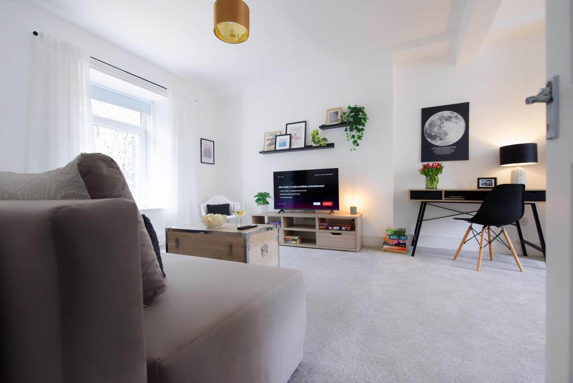 Stayright 3 Bed Home Near Hiking Trails & Parks Llwynypia ภายนอก รูปภาพ